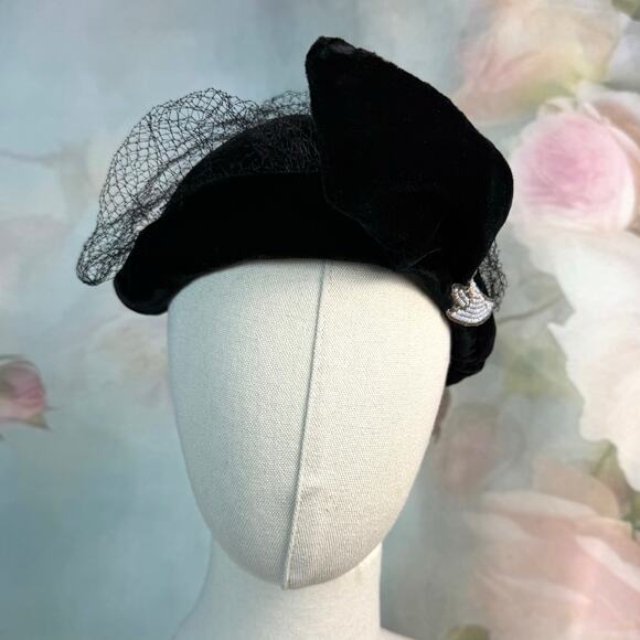 Vintage Avant Garde Black Velvet Sculptural Beaded Accent Netting Hat - Picture 4 of 6